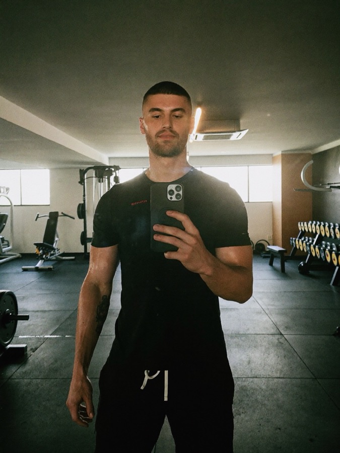 5am gym mirror selfie